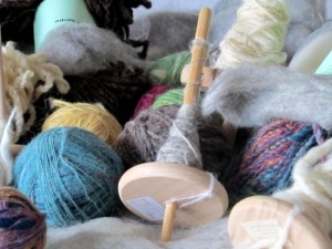 Handspindel mit Wolle